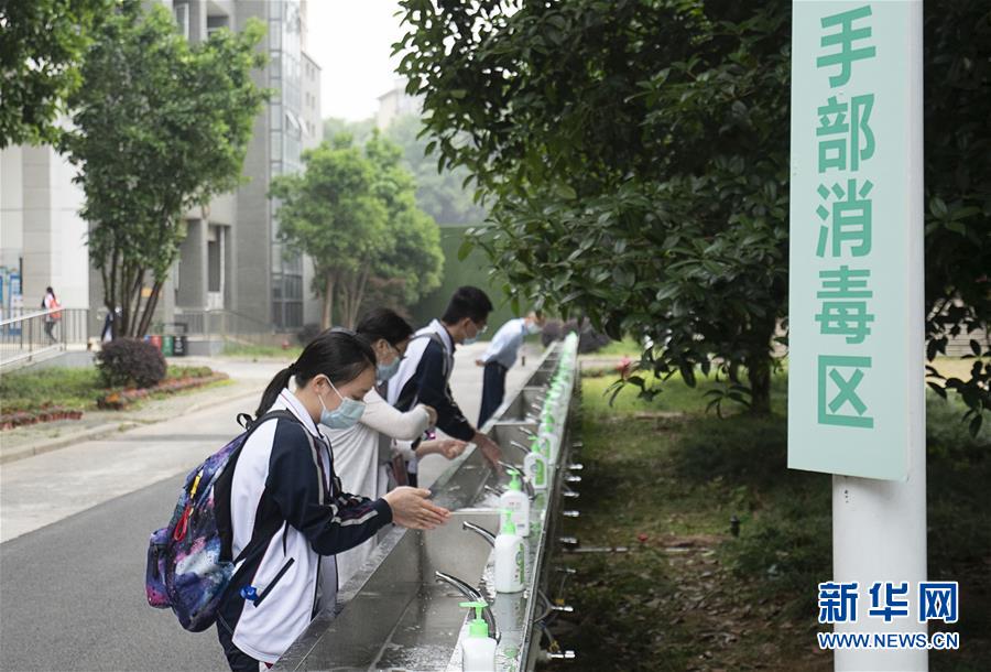 (新华全媒头条·图文互动)(37)钟华论:在民族复兴的历史丰碑上——2020中国抗疫记
